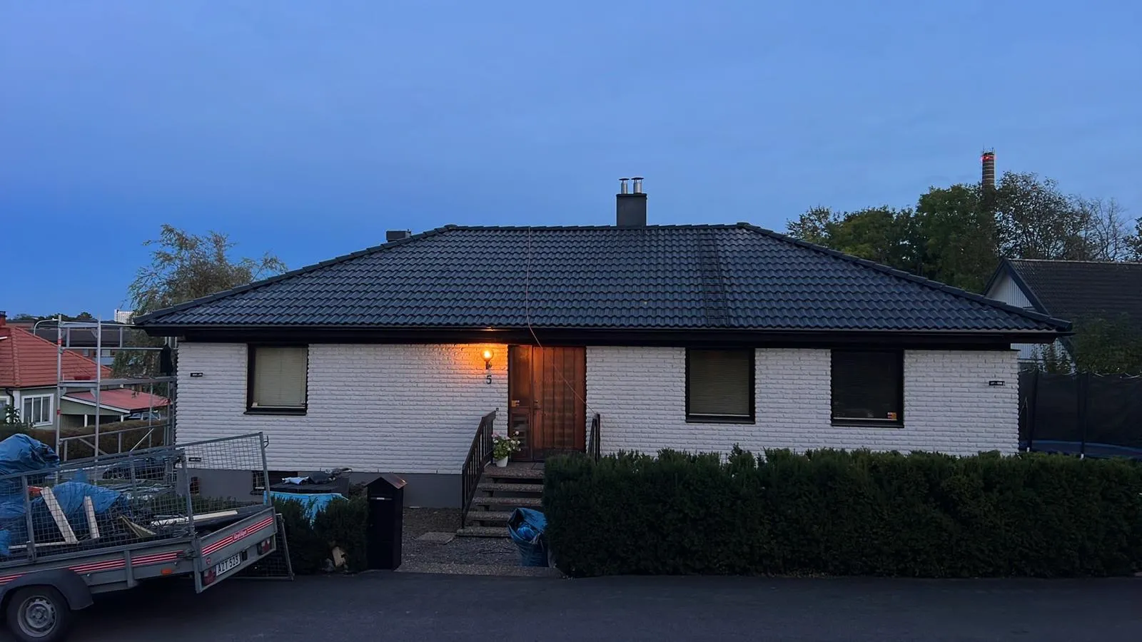Professionellt takbyte pågår i Hindås med takläggare på plats