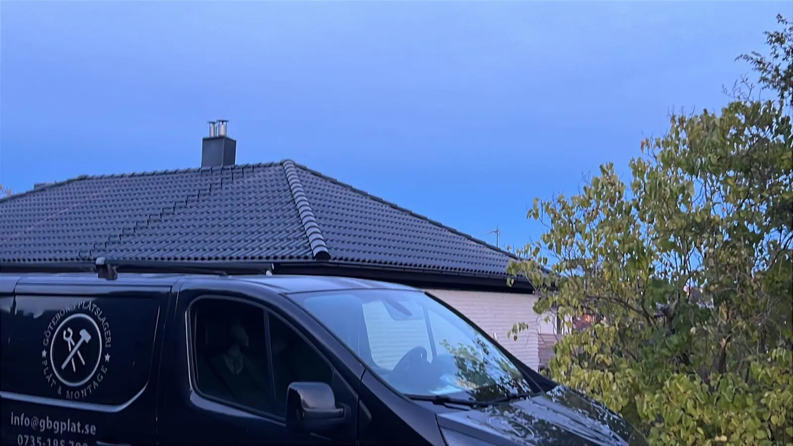 Nytt plåttak monterat på fastighet i Härryda kommun